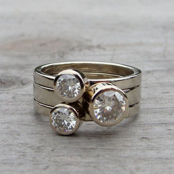 Vintage lagdelt ring med tre zirkoner